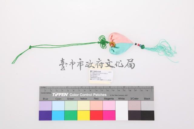 粉青雙色緞布心形香包藏品圖，第1張