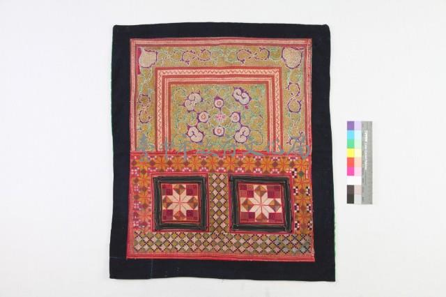 貴州普定苗族鑲黑繡花揹扇 藏品圖，第1張