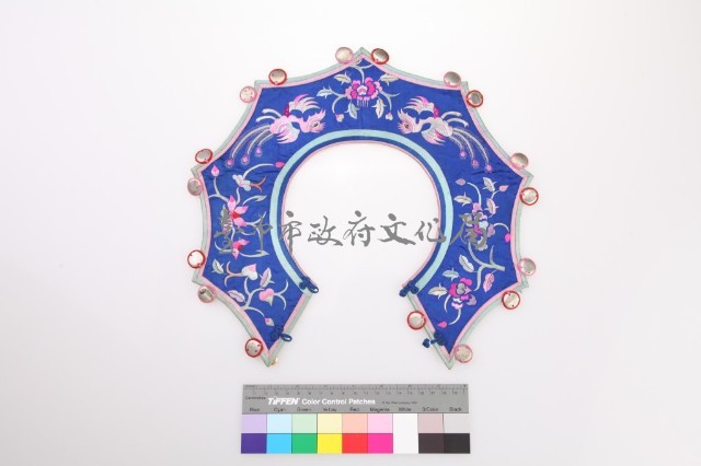 藍緞地八角雙鳳牡丹紋圍涎藏品圖，第1張