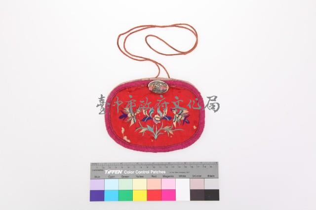 紅地彩繡人物花紋橢圓形荷包藏品圖，第1張