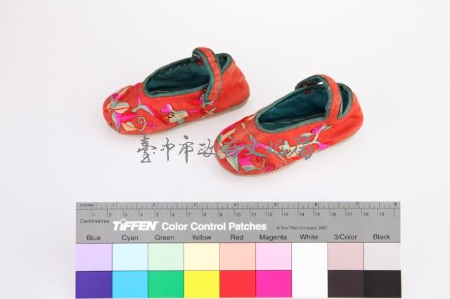 紅地彩繡花卉紋童鞋藏品圖，第1張