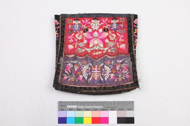 紅紫緞地壽字人物紋方形荷包藏品圖，第1張