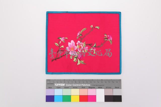 紅地鑲藍邊彩繡花卉紋繡片藏品圖，第1張