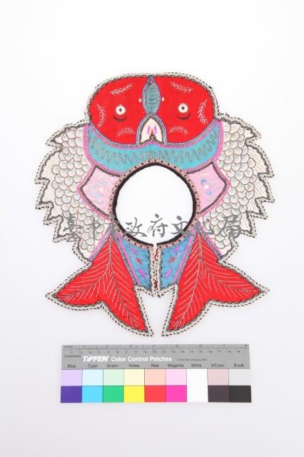 盤銀繡魚形圍涎藏品圖，第1張