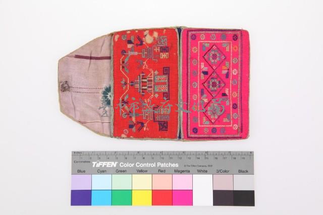 紅地十字繡雙喜花卉紋褡褳荷包藏品圖，第1張