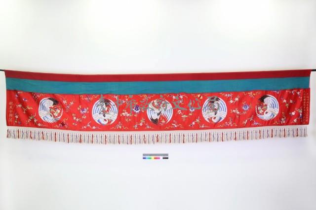 紅緞地白鶴銜桃團花床綵藏品圖，第1張