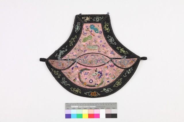 粉紅綢地彩繡龍紋肚兜藏品圖，第1張