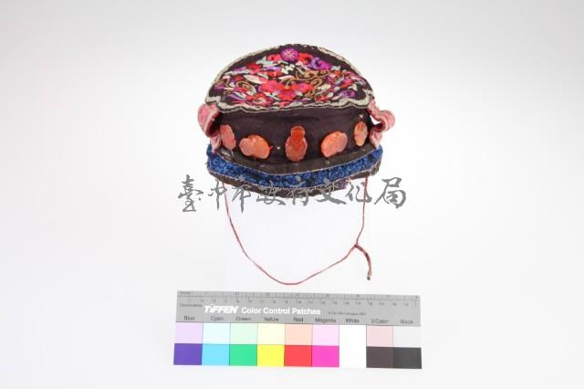 黑棉地彩繡花卉紋平頂童帽藏品圖，第1張