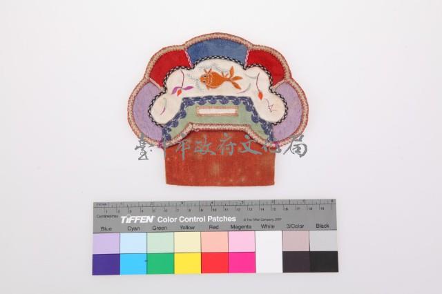 白緞地彩繡金魚紋單面雲形荷包藏品圖，第1張