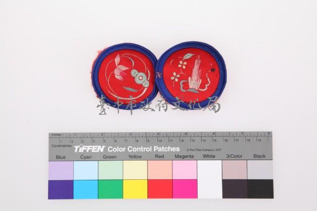 紅地緄藍邊繡花粉撲藏品圖，第1張