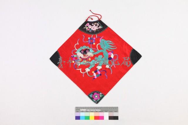 紅緞地彩繡獅子戲球紋肚兜藏品圖，第1張