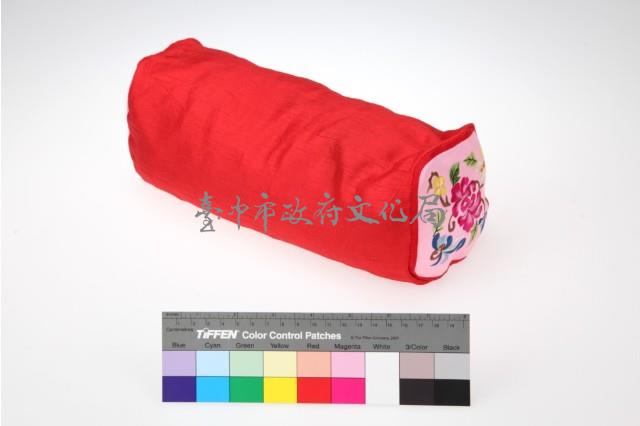 紅緞地彩繡花果紋嬰兒枕頭藏品圖，第1張