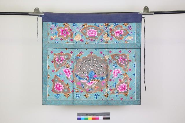 淡藍綢地盤金彩繡孔雀開屏牡丹紋桌圍藏品圖，第1張