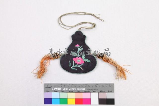 黑緞地彩繡花鳥紋葫蘆形配飾藏品圖，第1張