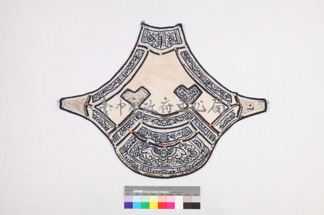 白棉地藍線繡壽字花蝶圖肚兜藏品圖，第1張