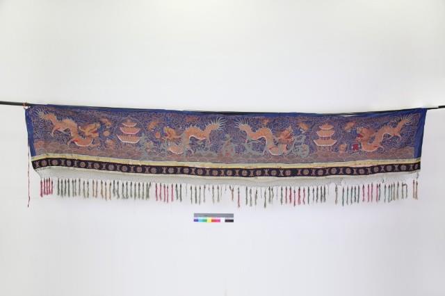 藍紫地盤金繡雙龍拜塔紋公廳綵藏品圖，第1張