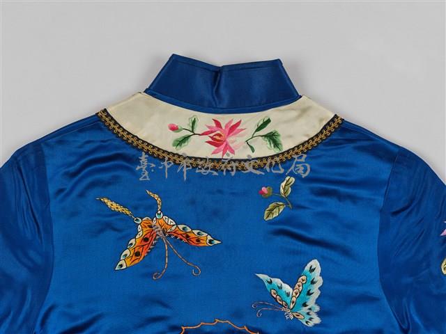 寶藍緞地鑲乳白邊彩繡花蝶紋對襟女短襖藏品圖，第12張