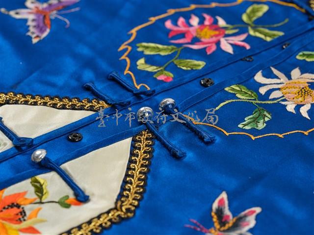 寶藍緞地鑲乳白邊彩繡花蝶紋對襟女短襖藏品圖，第11張