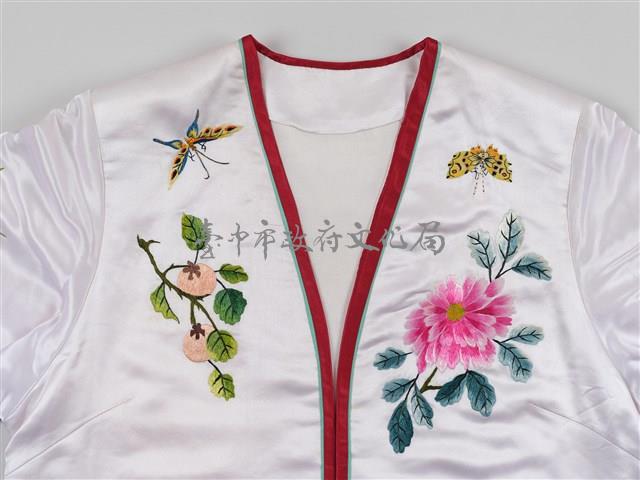 白緞地鑲紅邊彩繡花果吉紋對襟女短襖藏品圖，第5張
