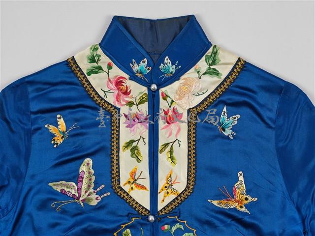 寶藍緞地鑲乳白邊彩繡花蝶紋對襟女短襖藏品圖，第5張