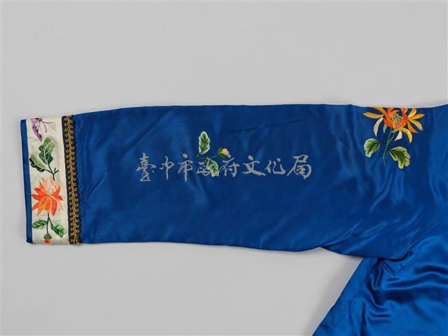 寶藍緞地鑲乳白邊彩繡花蝶紋對襟女短襖藏品圖，第15張