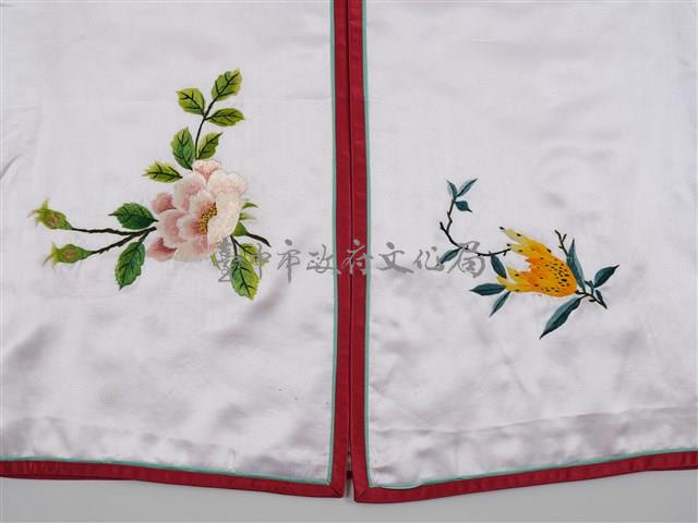 白緞地鑲紅邊彩繡花果吉紋對襟女短襖藏品圖，第6張