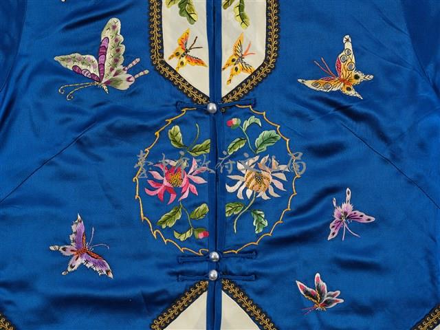 寶藍緞地鑲乳白邊彩繡花蝶紋對襟女短襖藏品圖，第6張