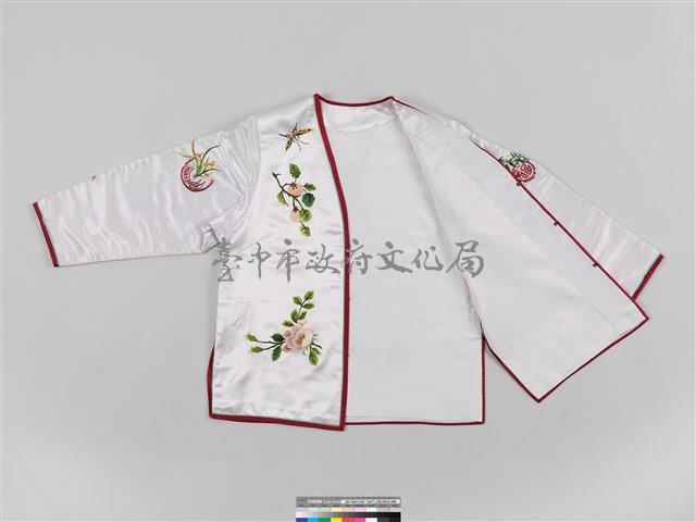 白緞地鑲紅邊彩繡花果吉紋對襟女短襖藏品圖，第3張