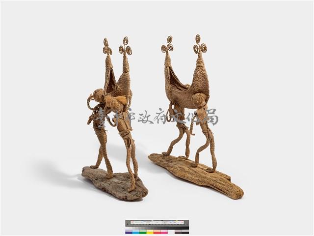 鄭梅玉草編作品「抬船」藏品圖，第2張