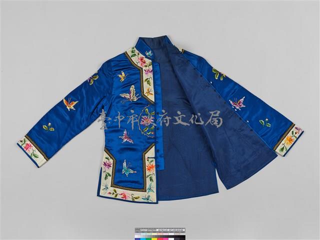 寶藍緞地鑲乳白邊彩繡花蝶紋對襟女短襖藏品圖，第3張