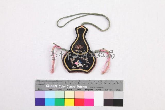 緞地彩繡花魚盤長紋葫蘆形配飾藏品圖，第2張