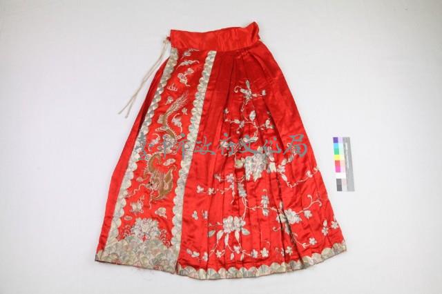 紅綢地盤金繡金龍吐珠牡 丹花馬面裙藏品圖，第2張