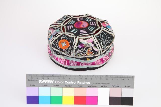 黑緞地彩繡八卦童帽藏品圖，第2張