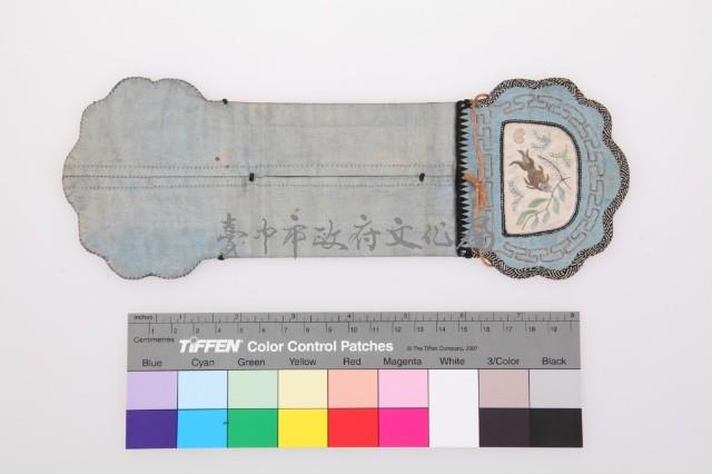 淡藍地雲型彩繡人物魚紋褡褳荷包藏品圖，第2張