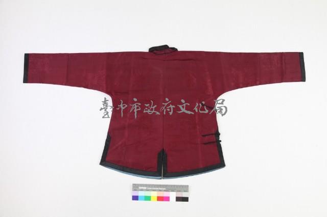 紫紅色絲質緹花大襟立領女童上衣藏品圖，第2張