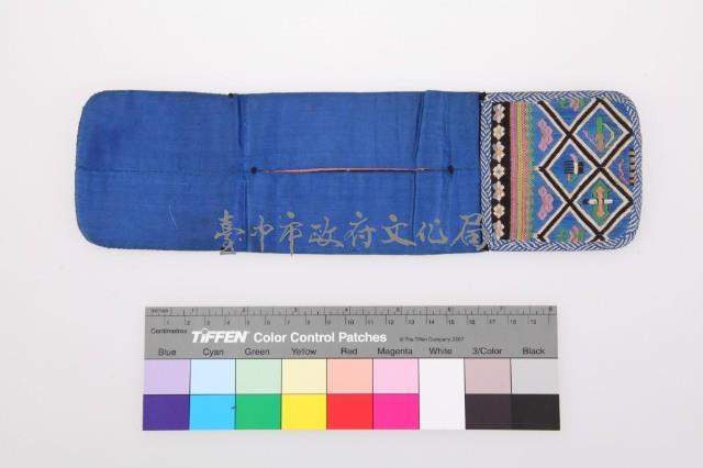 藍地彩繡菱格花卉紋褡褳荷包藏品圖，第2張