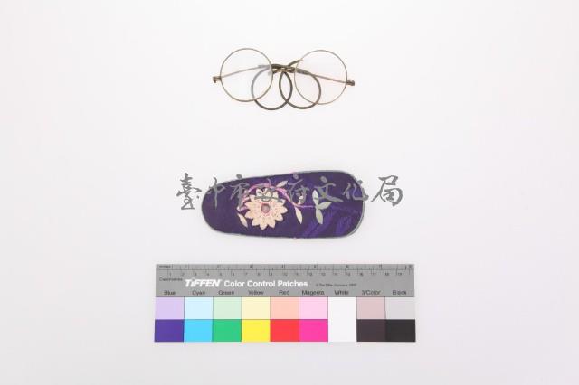 藍紫地提花布彩繡花卉紋眼鏡套一組藏品圖，第2張