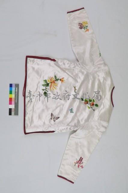 白緞地鑲紅邊彩繡花果吉紋對襟女短襖藏品圖，第15張