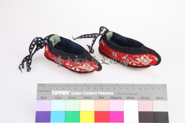 紅地彩繡花卉紋童鞋藏品圖，第2張