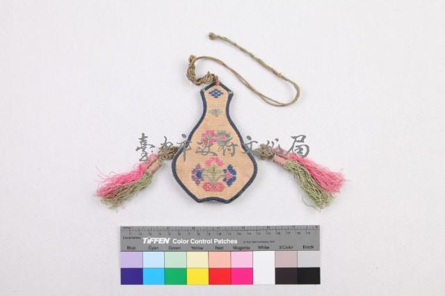 米白地納紗繡花卉 紋葫蘆形配飾藏品圖，第2張