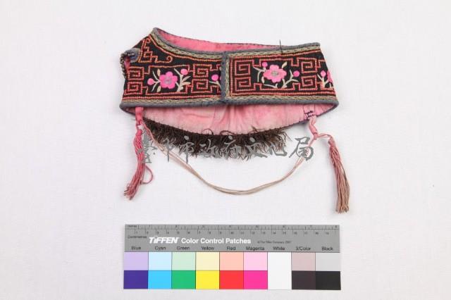 黑地盤金繡團壽彩蝶佛手短圈藏品圖，第2張