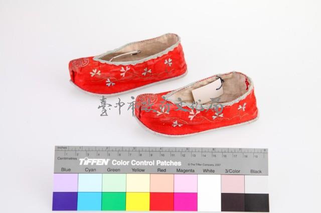 紅地彩繡花卉壽字紋童鞋藏品圖，第2張