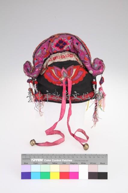 白紫地彩繡花蝶紋八仙狀元童帽藏品圖，第2張