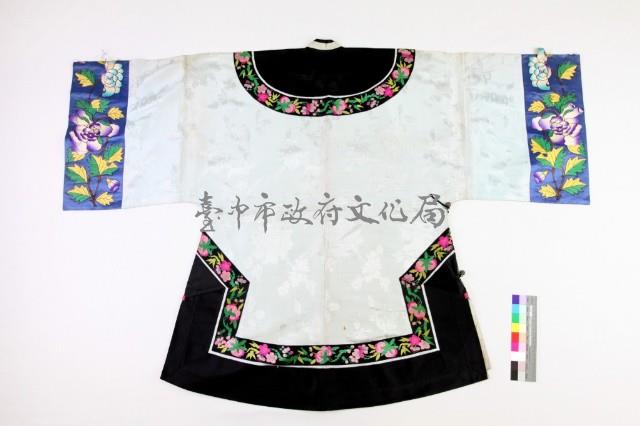 白綢地貼飾花卉繡帶大襟衫藏品圖，第2張