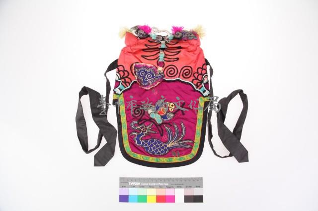 紅緞地刺繡虎頭幼童風帽藏品圖，第2張