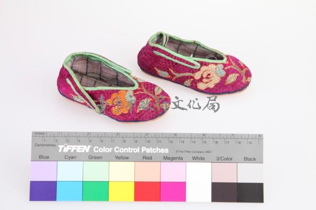 紫紅地納紗繡花卉紋童鞋藏品圖，第2張