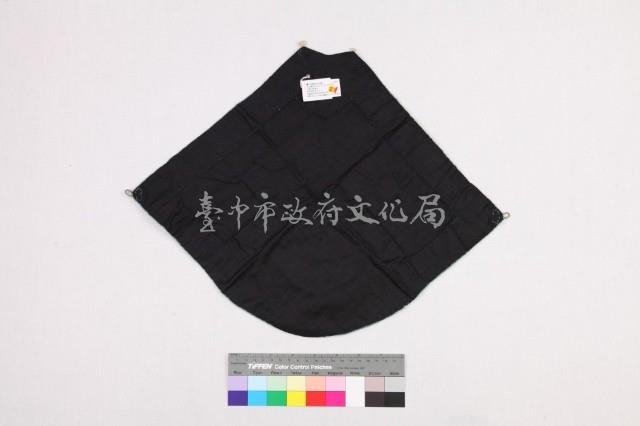 黑棉地藍線繡肚兜藏品圖，第2張