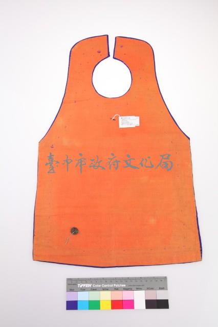 寶藍綢地彩繡蓮生貴子紋圍涎藏品圖，第2張