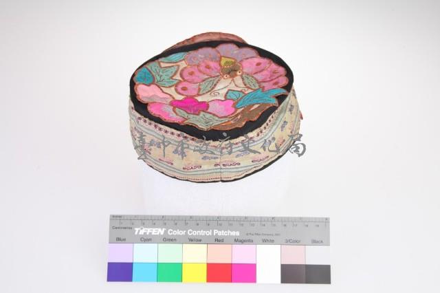 黑地彩繡蓮花紋平頂童帽藏品圖，第2張