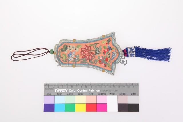 淺橘地彩繡花卉紋鑰匙袋藏品圖，第2張